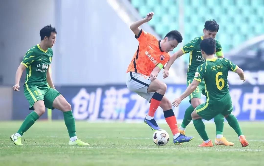 训练场玩手机、带软中华?郜林回怼!韩媒:这就是中国足球的现实