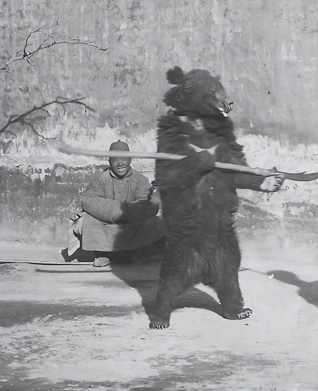 30张罕见晚清照:女子躺炕上欲仙欲死,骑跨在男子头上的洋人女子