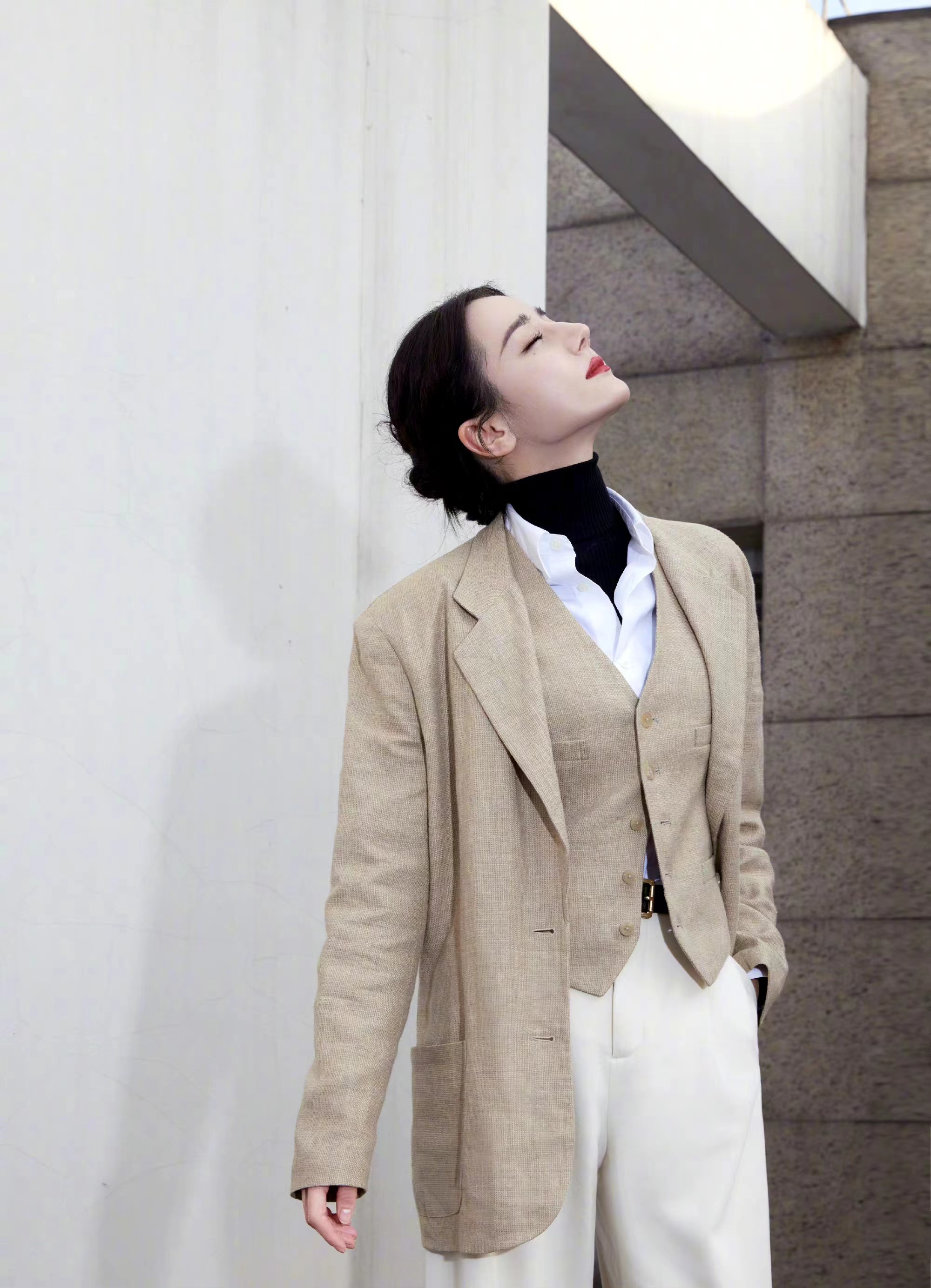 迪丽热巴女霸总造型上线，穿素色西装搭阔腿裤，酷飒又有型！