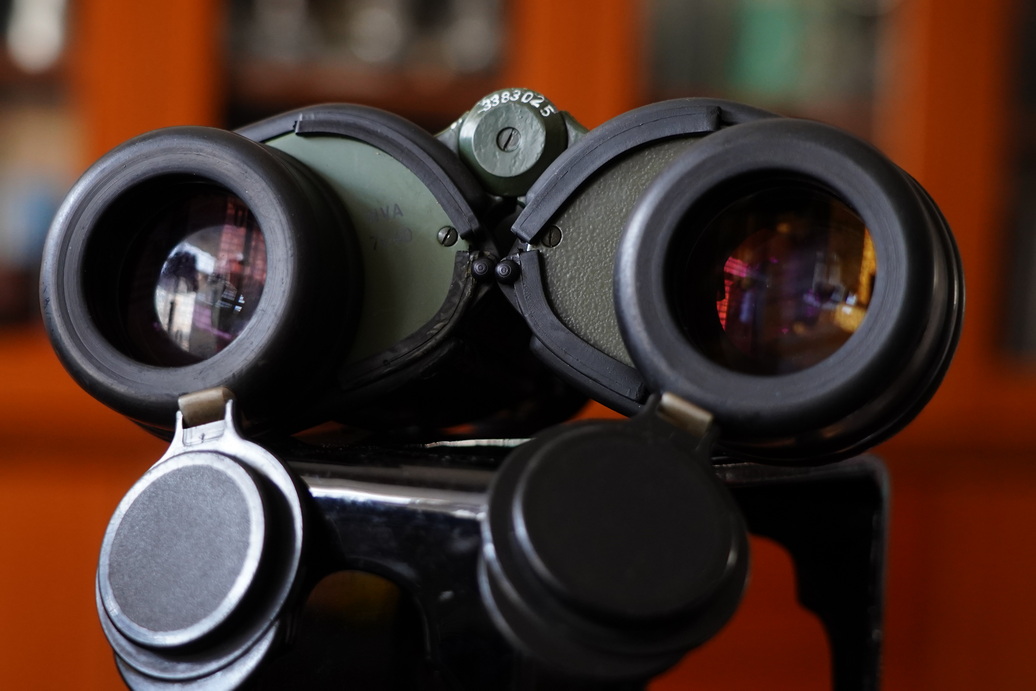 一树梨花压海棠：是*用军**望远镜好？还是名牌望远镜好？