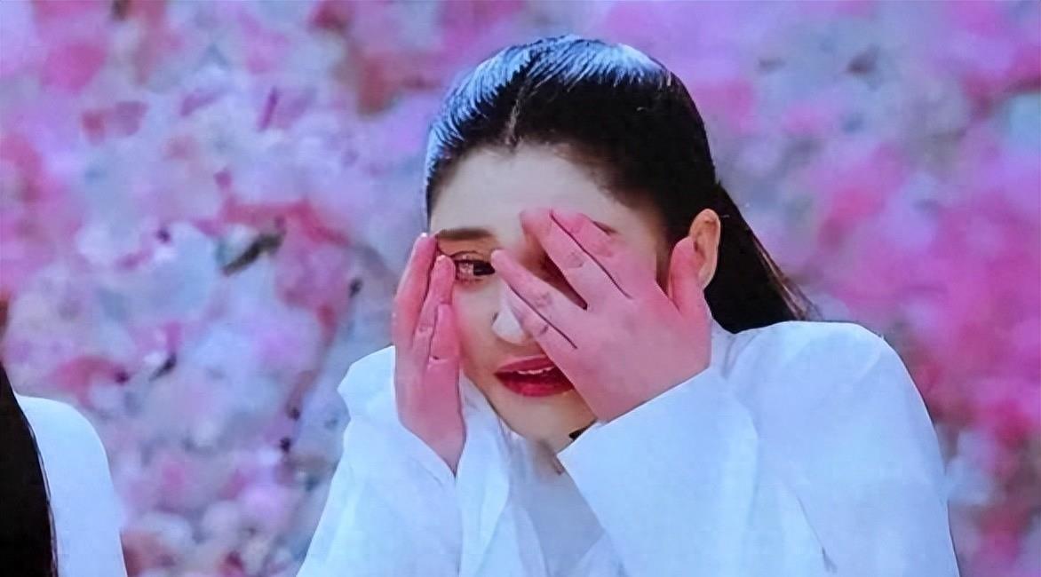 “小丑手”太减分了，这8位女星个个貌美如花，却被手拖后腿