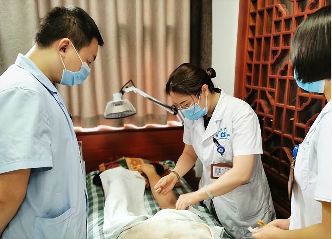 手术引起的尿失禁怎么恢复正常,前列腺手术后复发尿多吃什么药好