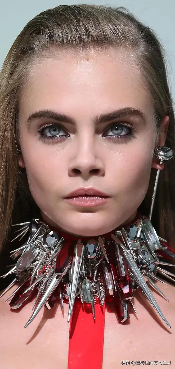 英国超模卡拉迪瓦伊,英国超模卡拉迪瓦伊海边