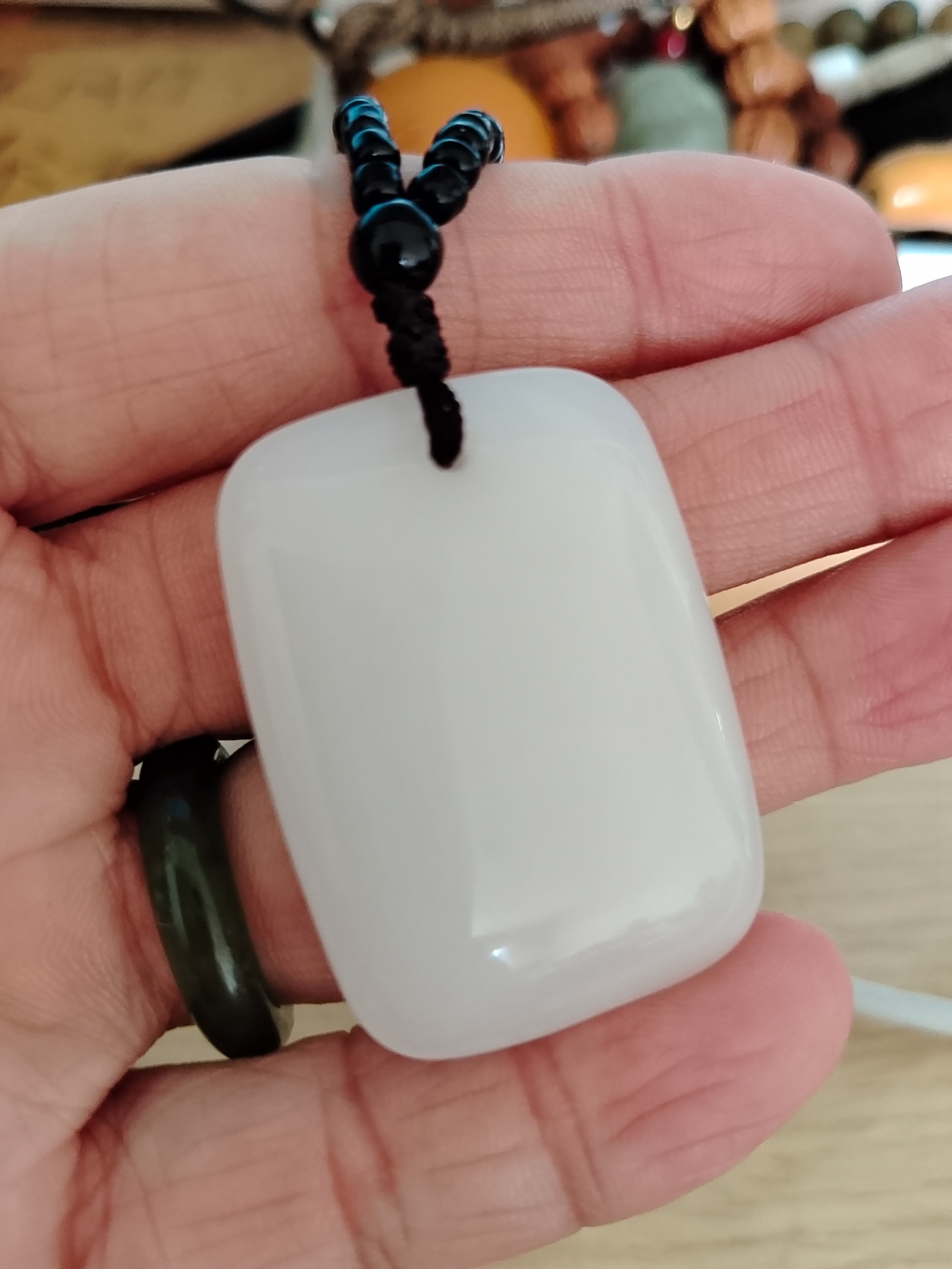 和田白玉泛黄还是泛青好,佩戴和田白玉对身体有什么好处