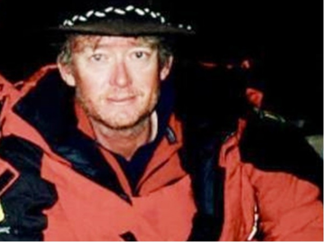 一对夫妻勇登珠穆拉玛峰，妻子缺氧倒在归程，她哀求道：别离开我