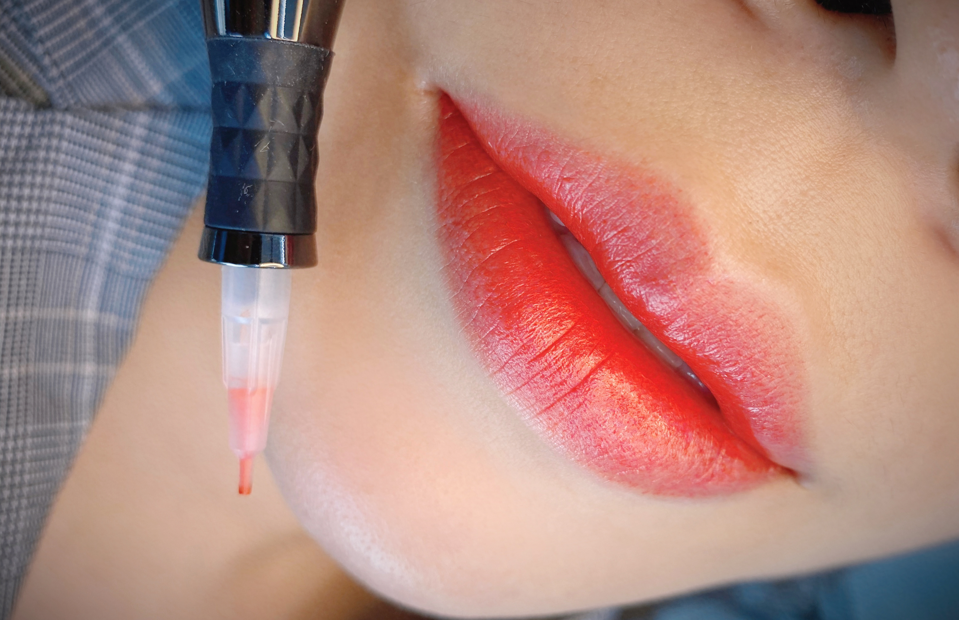 刚做了纹唇颜色太红怎么遮盖,纹唇掉痂后颜色很淡