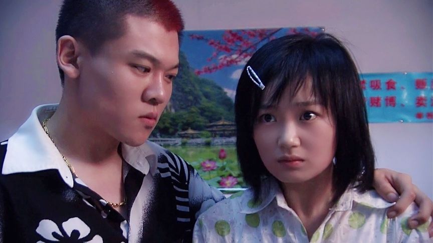 恶霸贪图少女美色，强行掳走带到宾馆，谁料女孩身份不简单，剧情