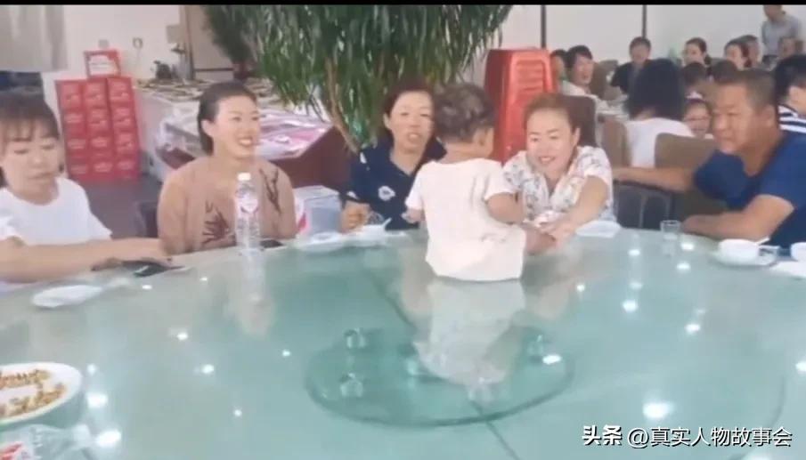 东北小伙在非洲打工娶莫桑比克媳妇,生俩娃,发现非洲女人很勤快