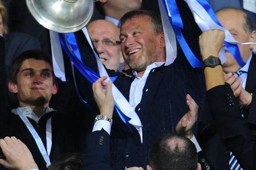 应该谴责而不是赞美，英媒呼吁蓝军球迷攻击阿布，想体面离开都难