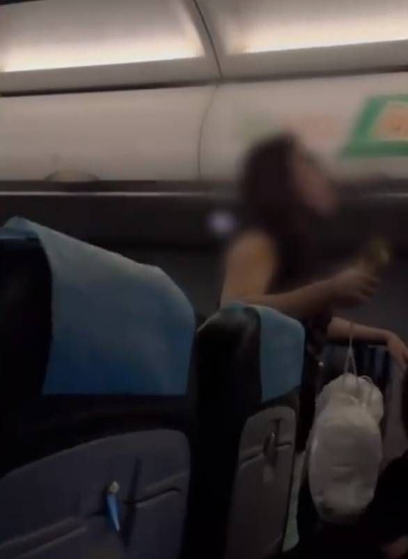 女子在航班上吐口水骂人被制服,女子飞机上吐口水骂人后续