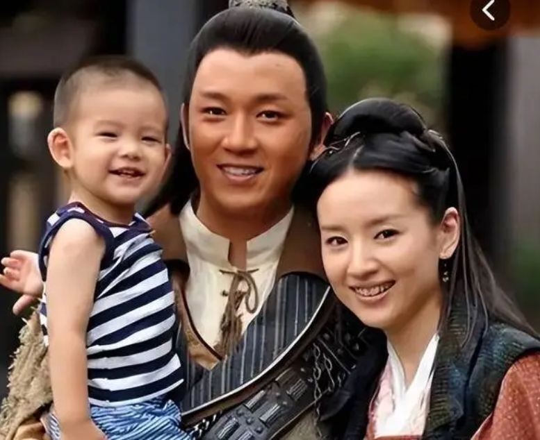 董洁身穿瑜伽裤亮相直播间,43岁董洁穿瑜伽服直播带货视频