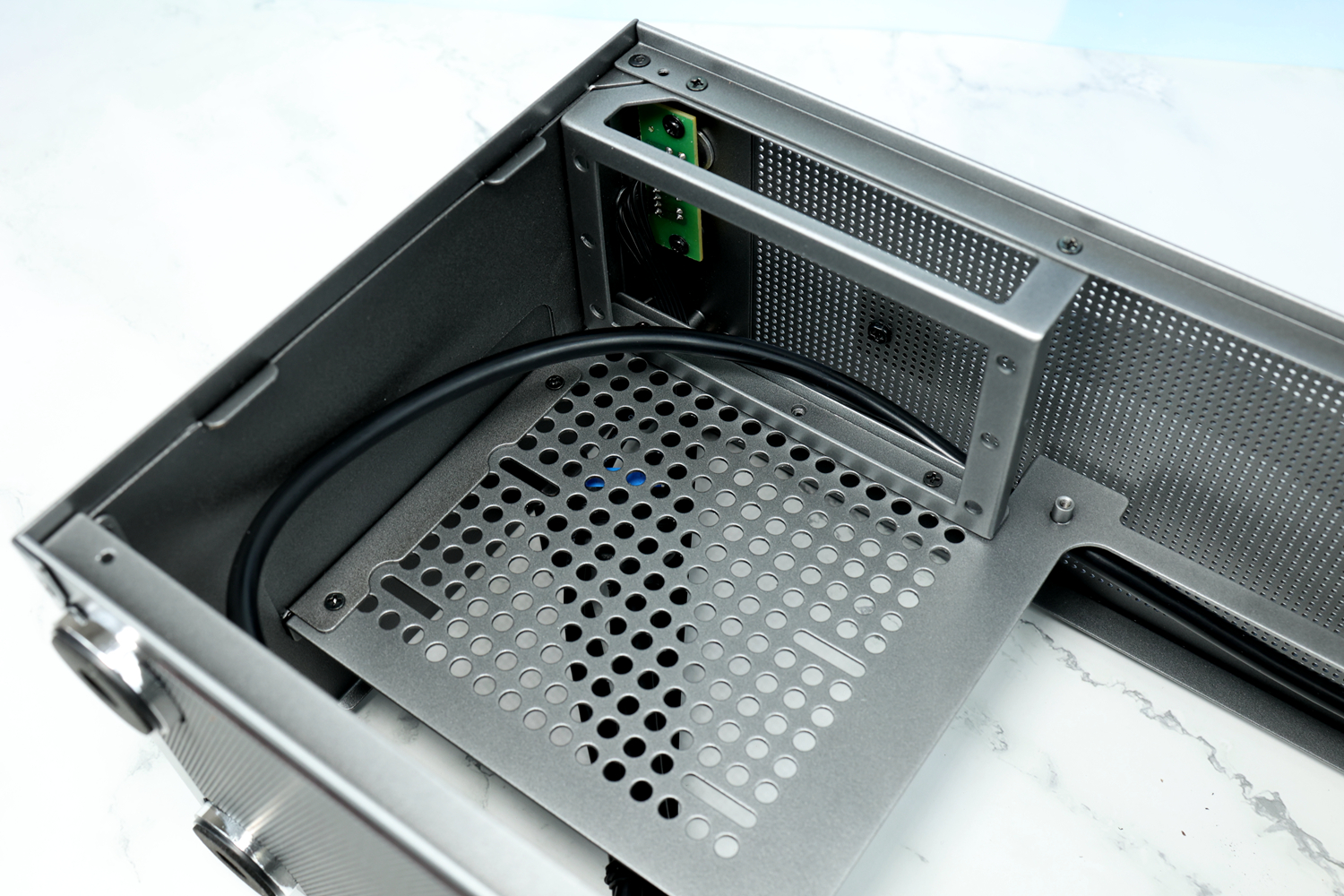 itx蜂鸟i100,装一台方便携带的主机