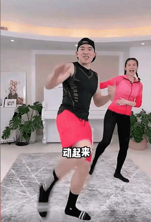 49岁刘畊宏突然火了！直播收入10天暴涨10倍！下一个李佳琦？