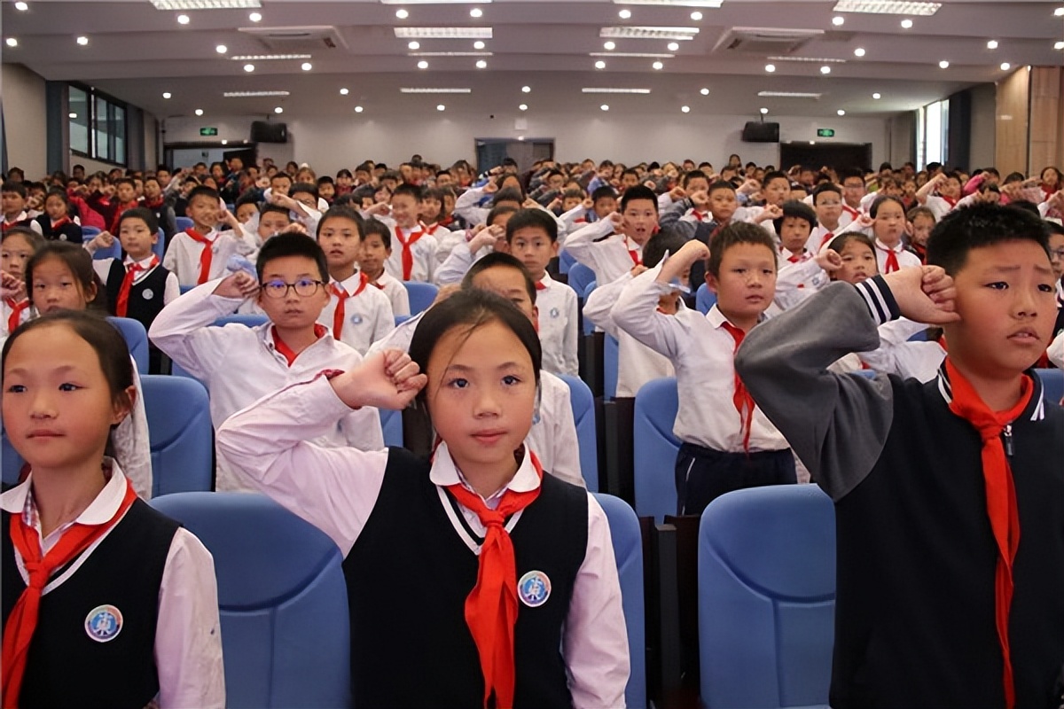 东山国际小学副校长邬超应告诫队员们为自己撑起一片安全的蓝天