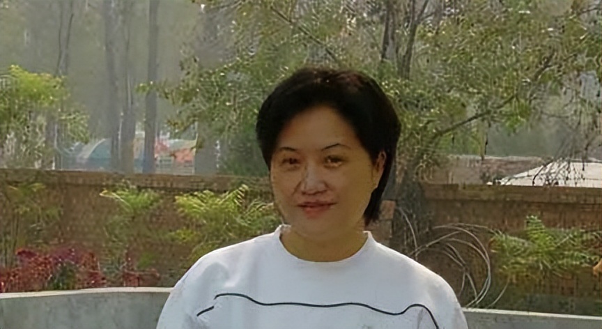 江珊和李洪涛多年重聚深情相拥,李洪涛江珊徐帆同学