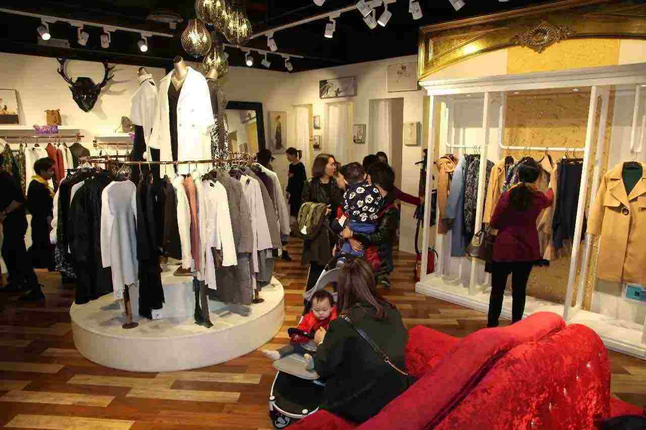 实体店1000多的衣服网上卖300多,网上卖的衣服和实体店的区别