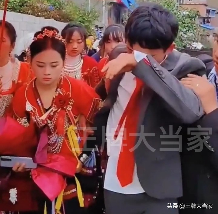 男子做上门女婿，接亲路上捂脸痛哭，网友：又不是吃软饭，哭什么