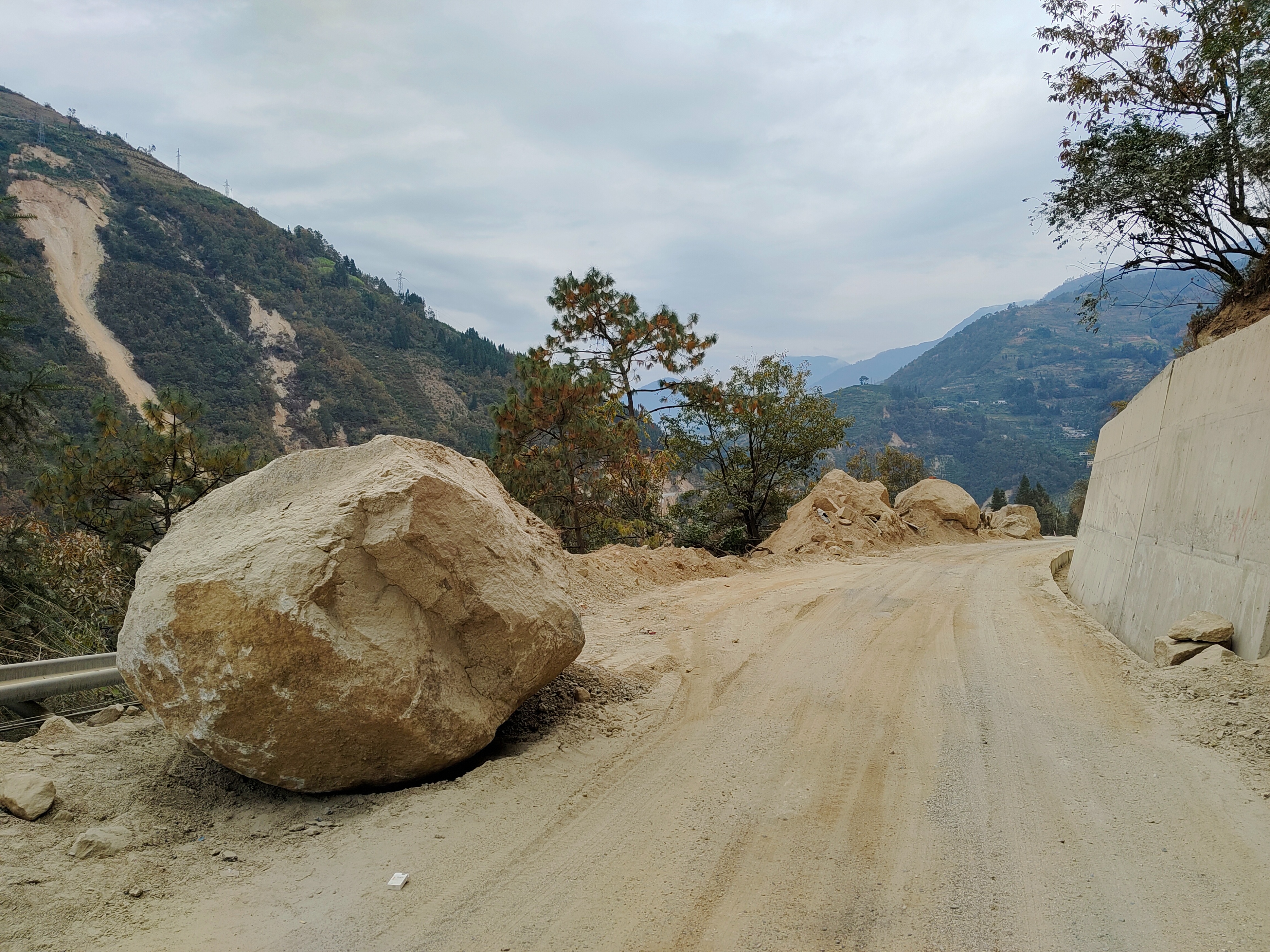 泸定地震三个月后：失联牧羊人和76只羊仍未找到，有村民失去年入几万的收入被迫租房，因物价贵一天吃2顿饭