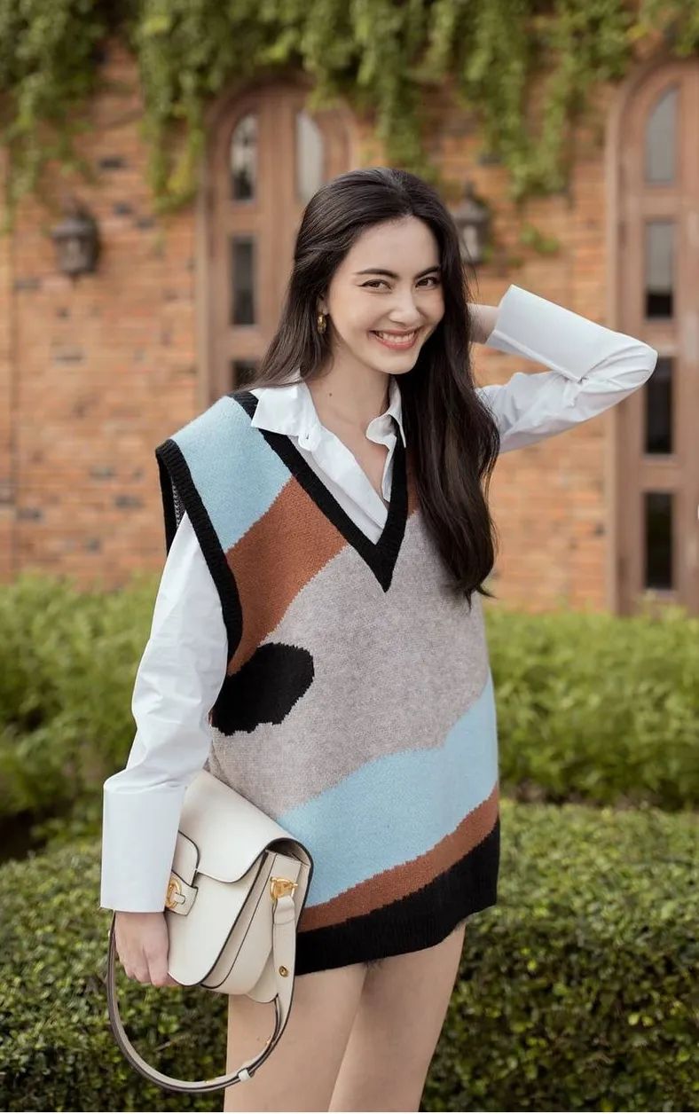 秋日马甲穿搭的n种,春天咖色格子针织马甲怎么搭配