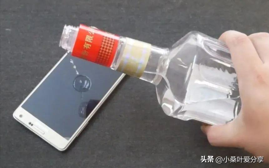 今天才知道，白酒滴在手机上厉害了，一年省下不少钱，方法真棒
