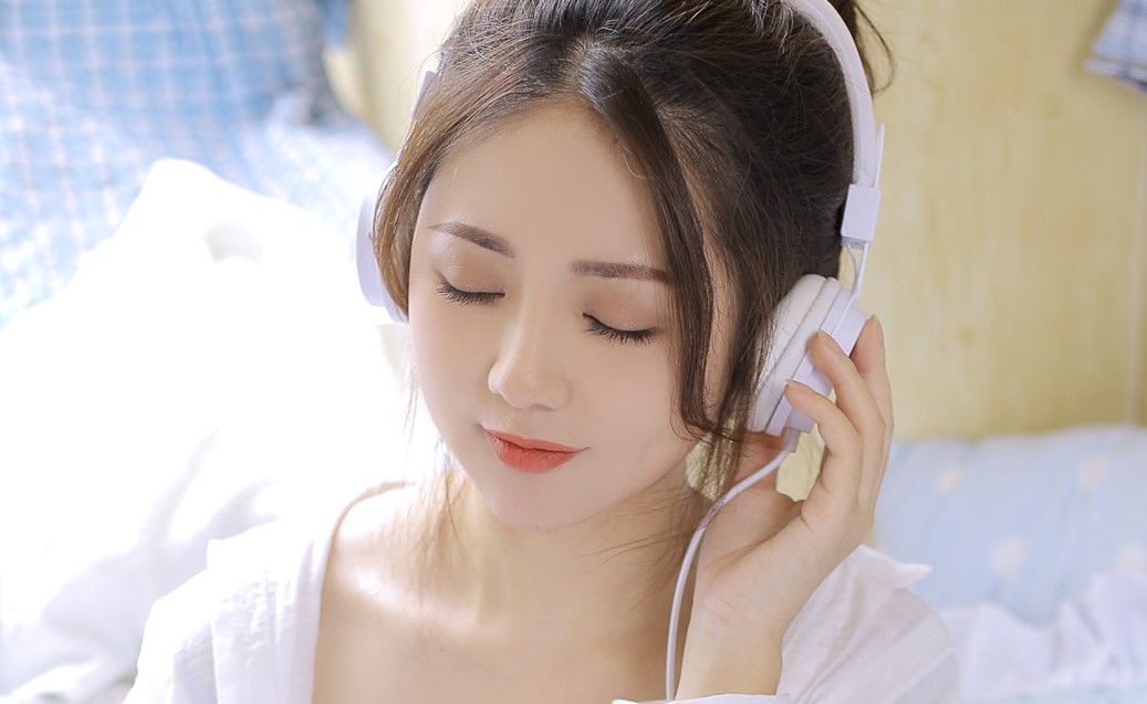 跟好久不聊天的女生聊天开场白,怎么和女孩子聊天开头第一句话