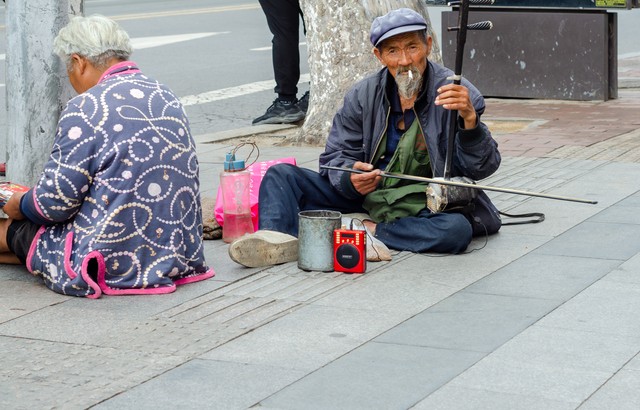 一对老夫妻华山论剑,老年夫妻吵架搞笑视频华山论剑