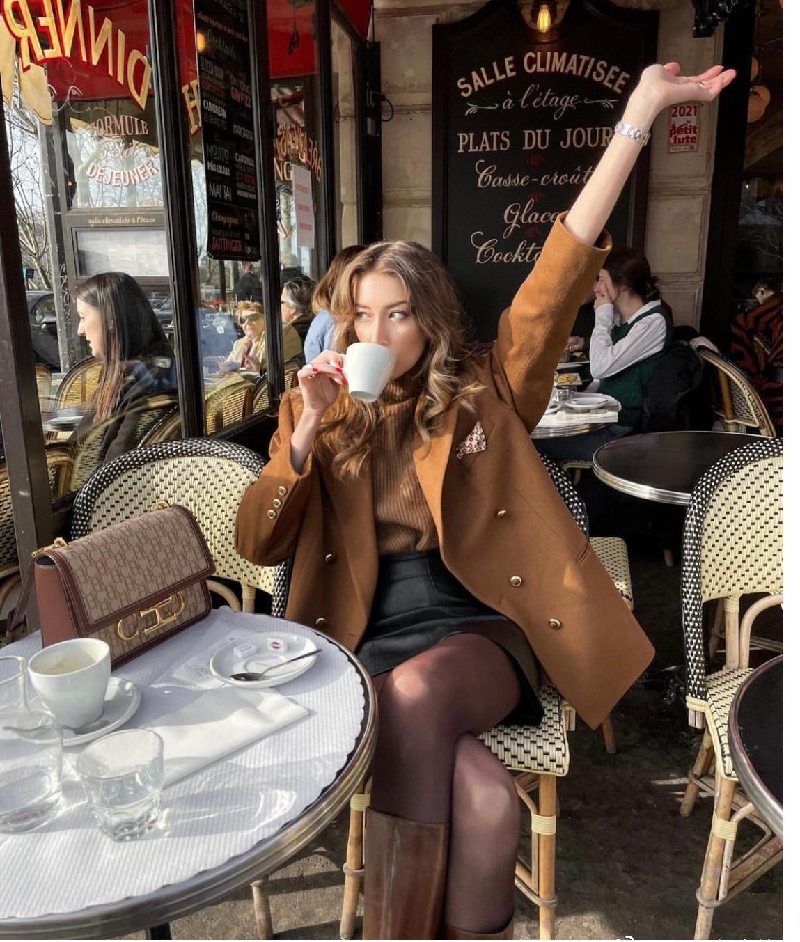 这才是黑丝的正确打开方式，既不俗气又不显土，普通女孩值得借鉴