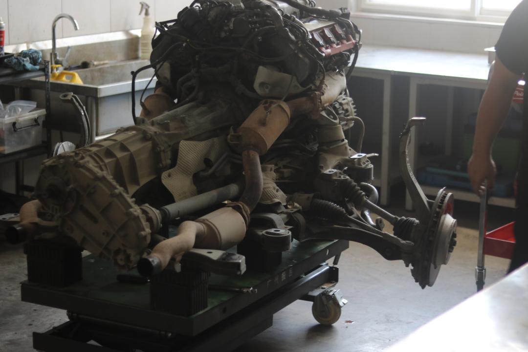 奥迪q7报废厂,老款奥迪q7出车祸