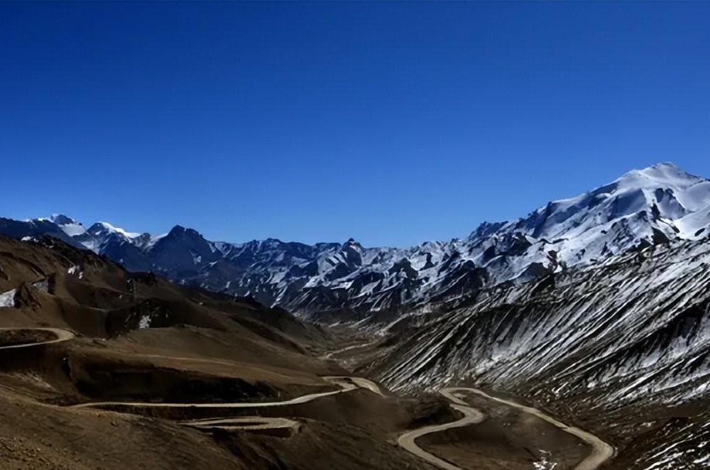 她是“昆仑女神”，住在无人区为来往车辆祈福，称新藏线下埋着人