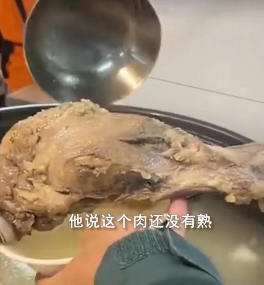 大学生食堂盛汤夹走唯一汤骨被制止：员工称肉没熟让放回去，无奈