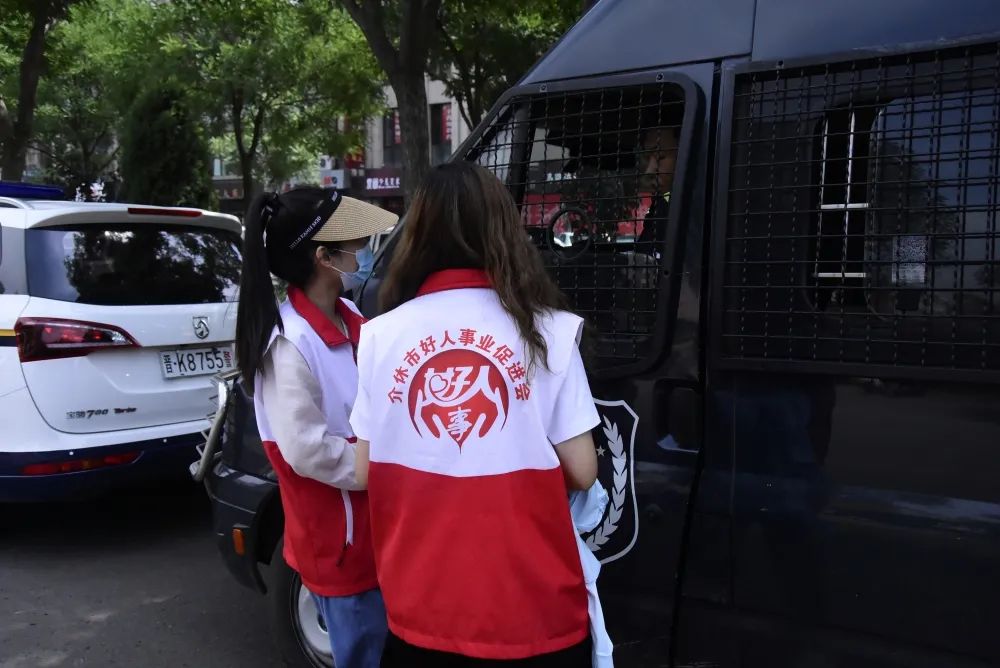 介休青志协红马甲为你护航，愿你旗开得胜，未来闪闪发光