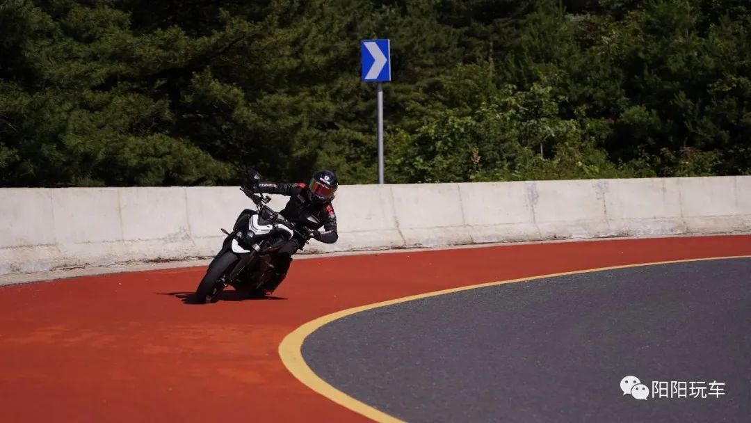 春风450NK三千公里还能卖多少钱,5000左右单缸300cc街车