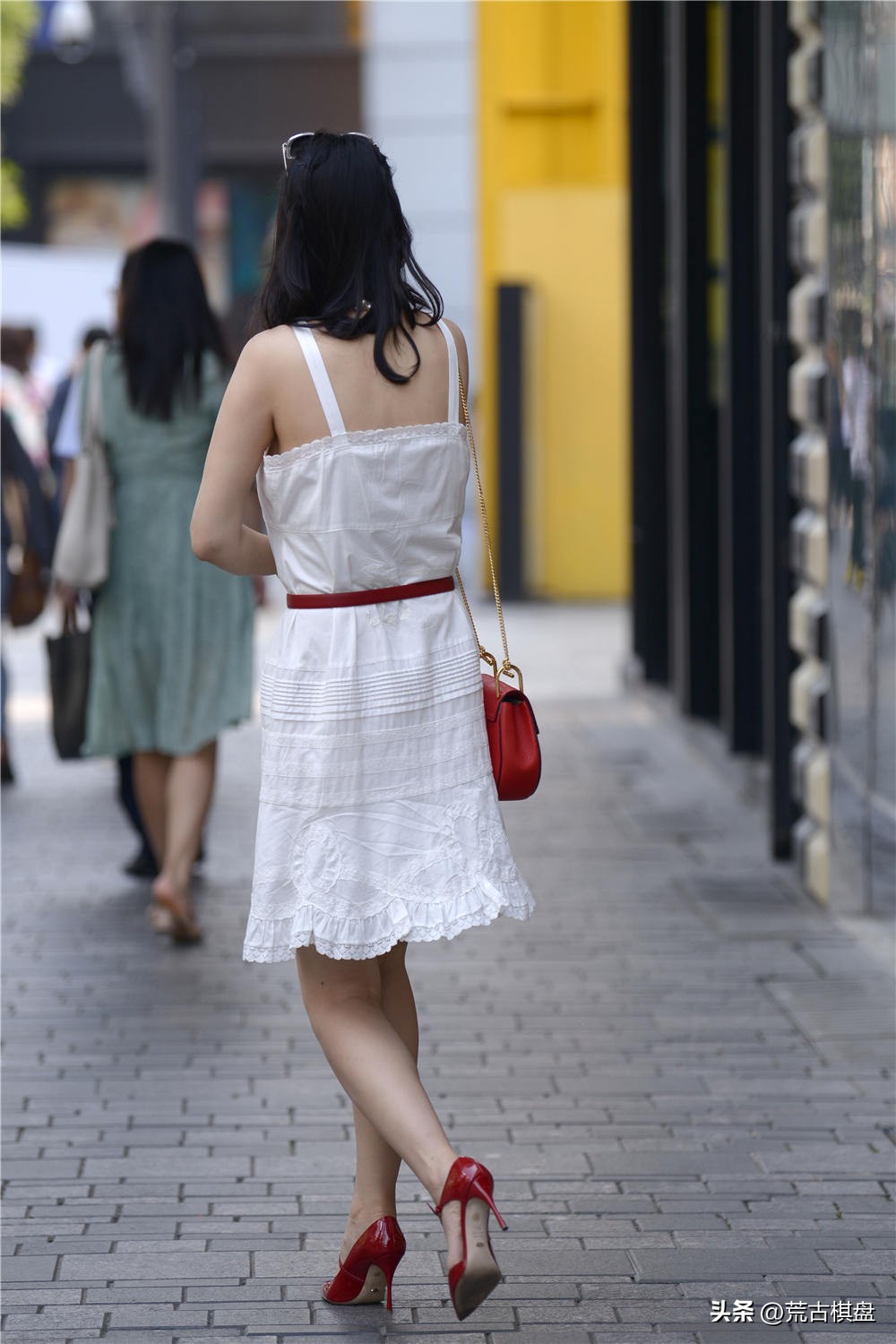 粉色尖头铆钉凉鞋怎么搭配裙子,低跟女士半包头凉鞋尖头配裙子