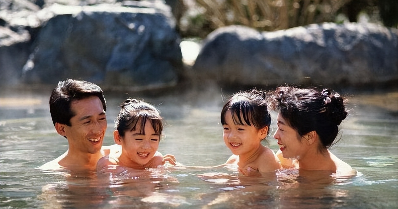 日本男女混浴、韩国崇尚“裸露”，这两个国家为何这么疯狂？