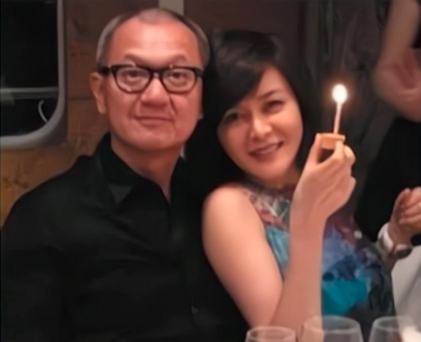 59岁关之琳罕见现身,55岁的关之琳难掩时光痕迹