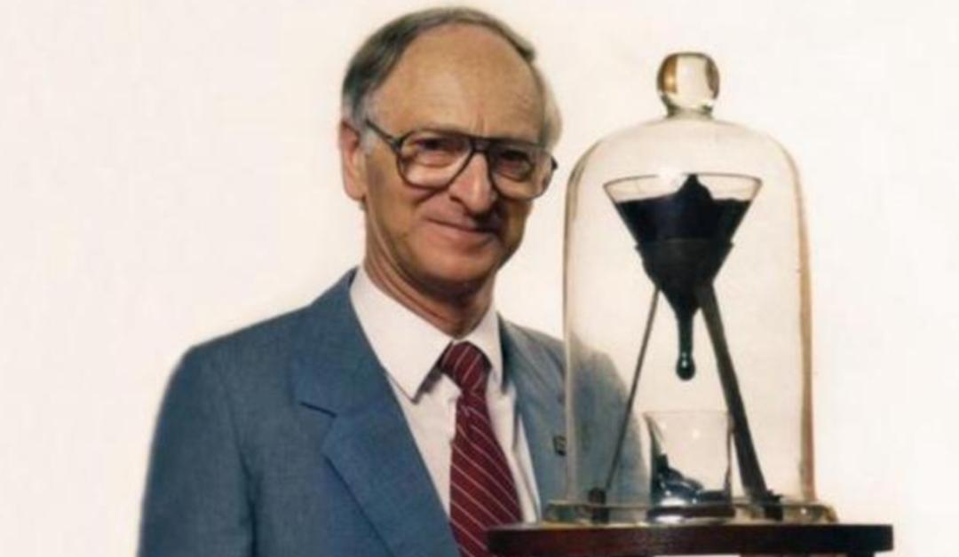 进行了100多年的沥青滴漏实验,沥青滴漏实验滴落瞬间