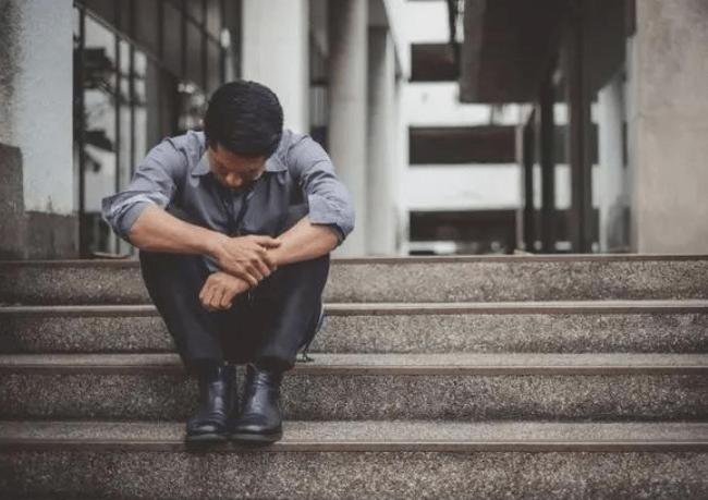 曾经身价过千万如今沦落街头,昔日的亿万富豪竟落魄到做代驾