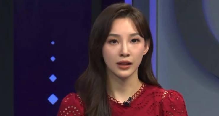 央视美女主持人马凡舒，出战世界杯！走秀时不慎泳裤滑落被骂炒作