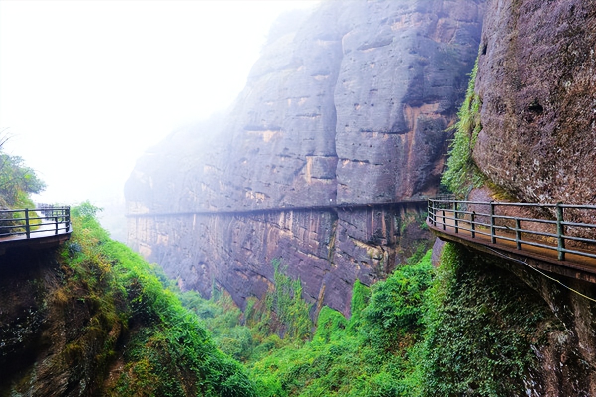 问道龙虎山，观“天下三绝”，“道教第一山”碧水丹霞入画来