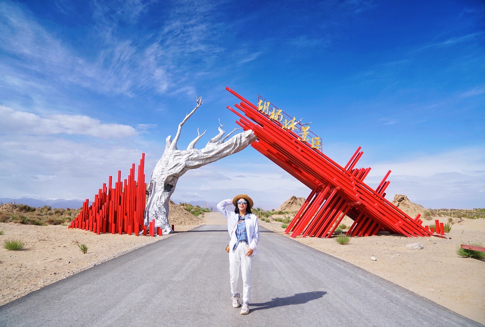 实拍格尔木胡杨林，海拔2800米，连绵1700亩，苍凉辽阔，拍照超酷