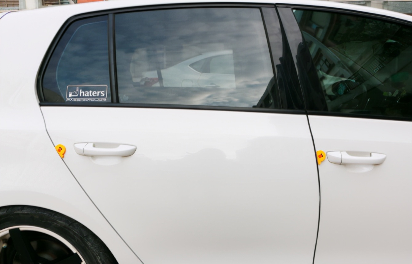 什么原因导致车门的铰链异响,为什么车门颠簸时有响声