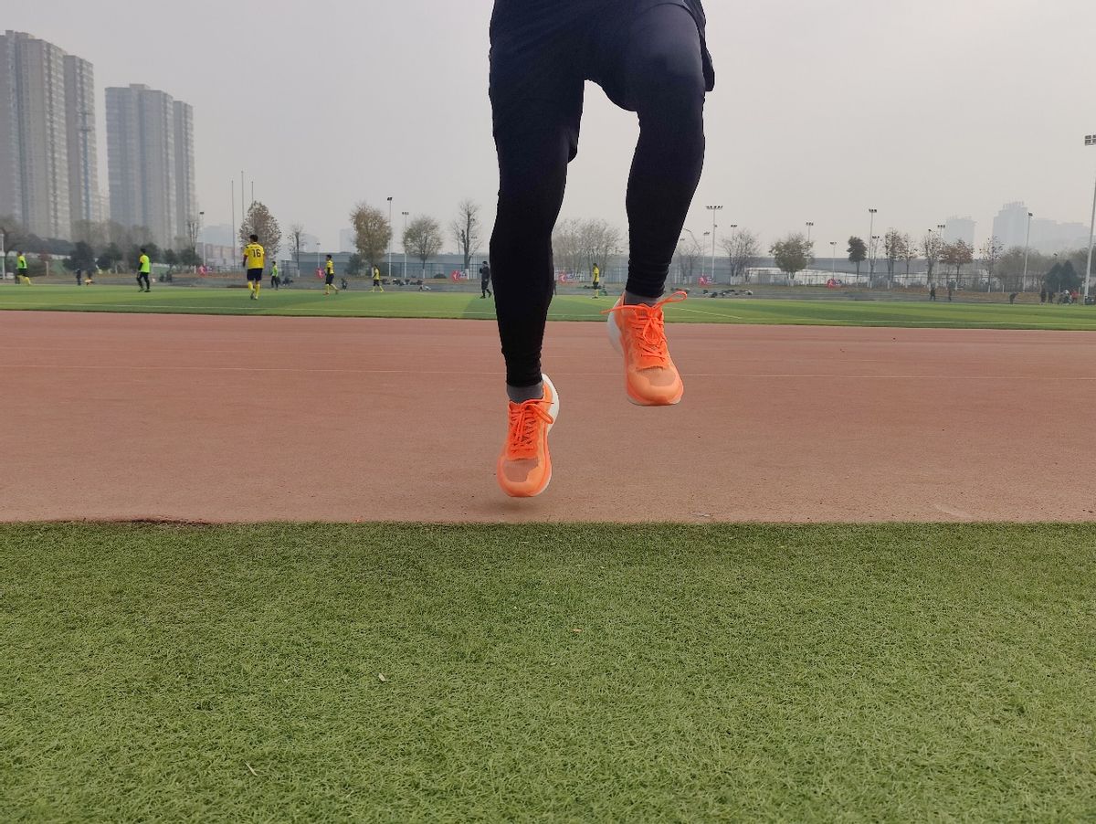 咕咚逐日碳板跑鞋,咕咚跑鞋造风者