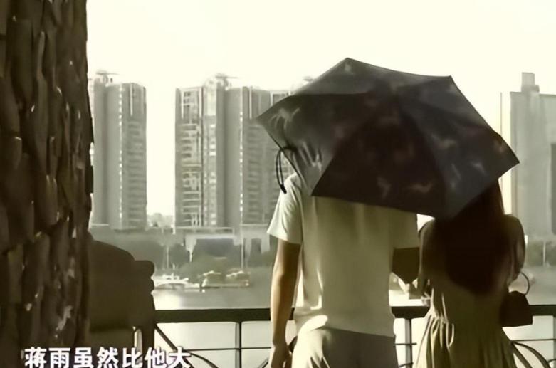 少妇爱上服务员，每月给2万块零花钱，男子居然还要霸占其闺蜜