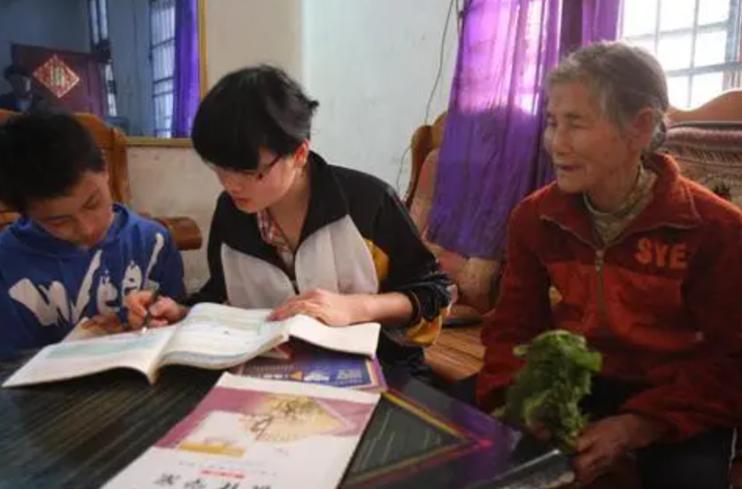 24岁小伙与85岁老人拍婚纱照,24岁小伙和85岁外婆的婚纱照