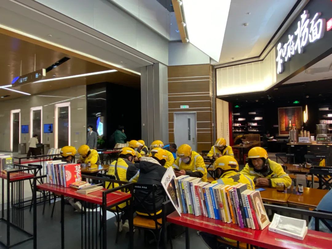 外卖骑手人满为患738万等待接单,失业大军拥入外卖骑手收入腰斩