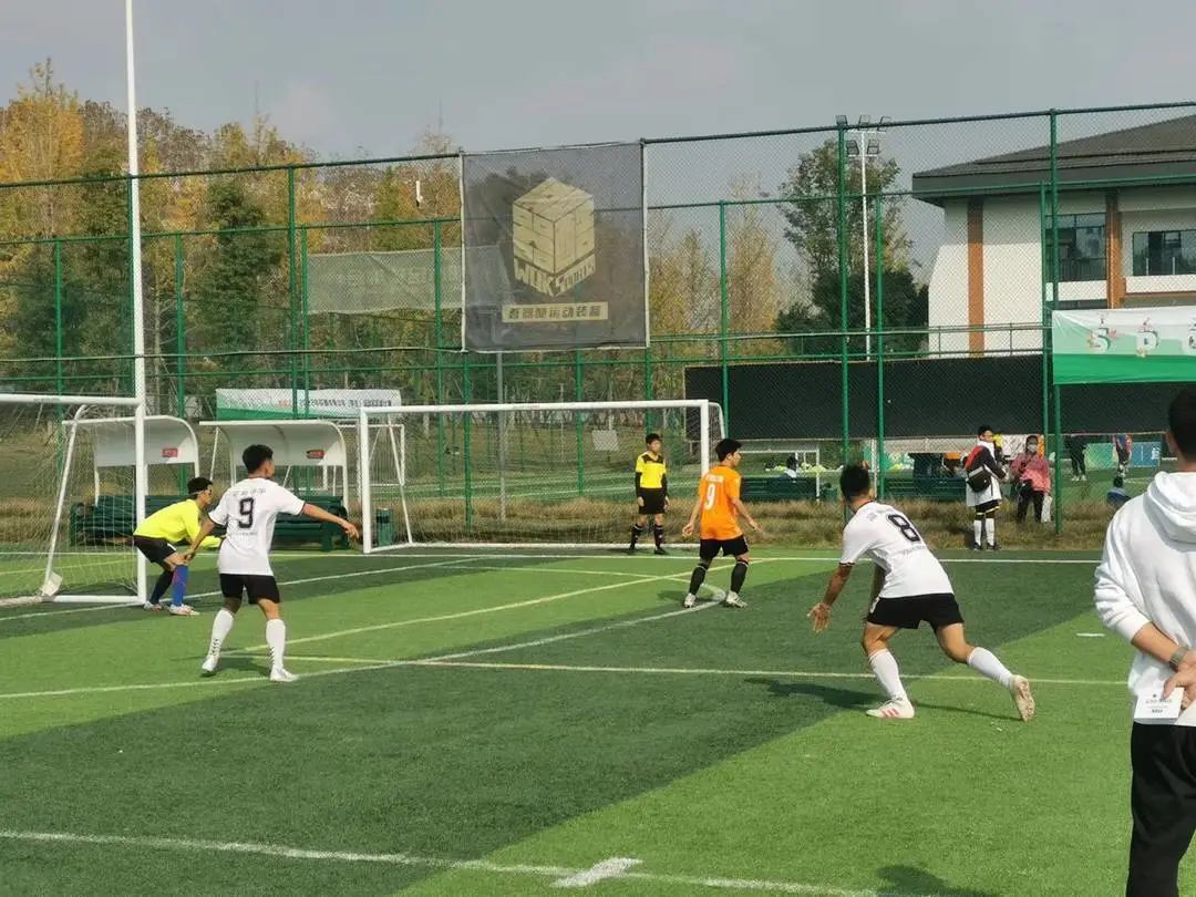 大连高新实验学校足球队,西安高新第八初级中学足球队夺冠