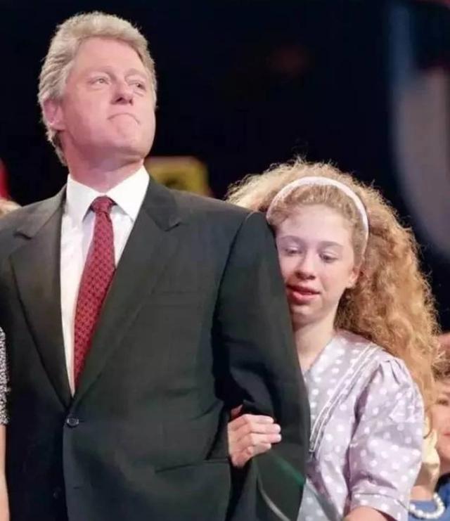 女儿是小棉袄：2010年，克林顿把女儿交到了姑爷手上，忍住没有哭