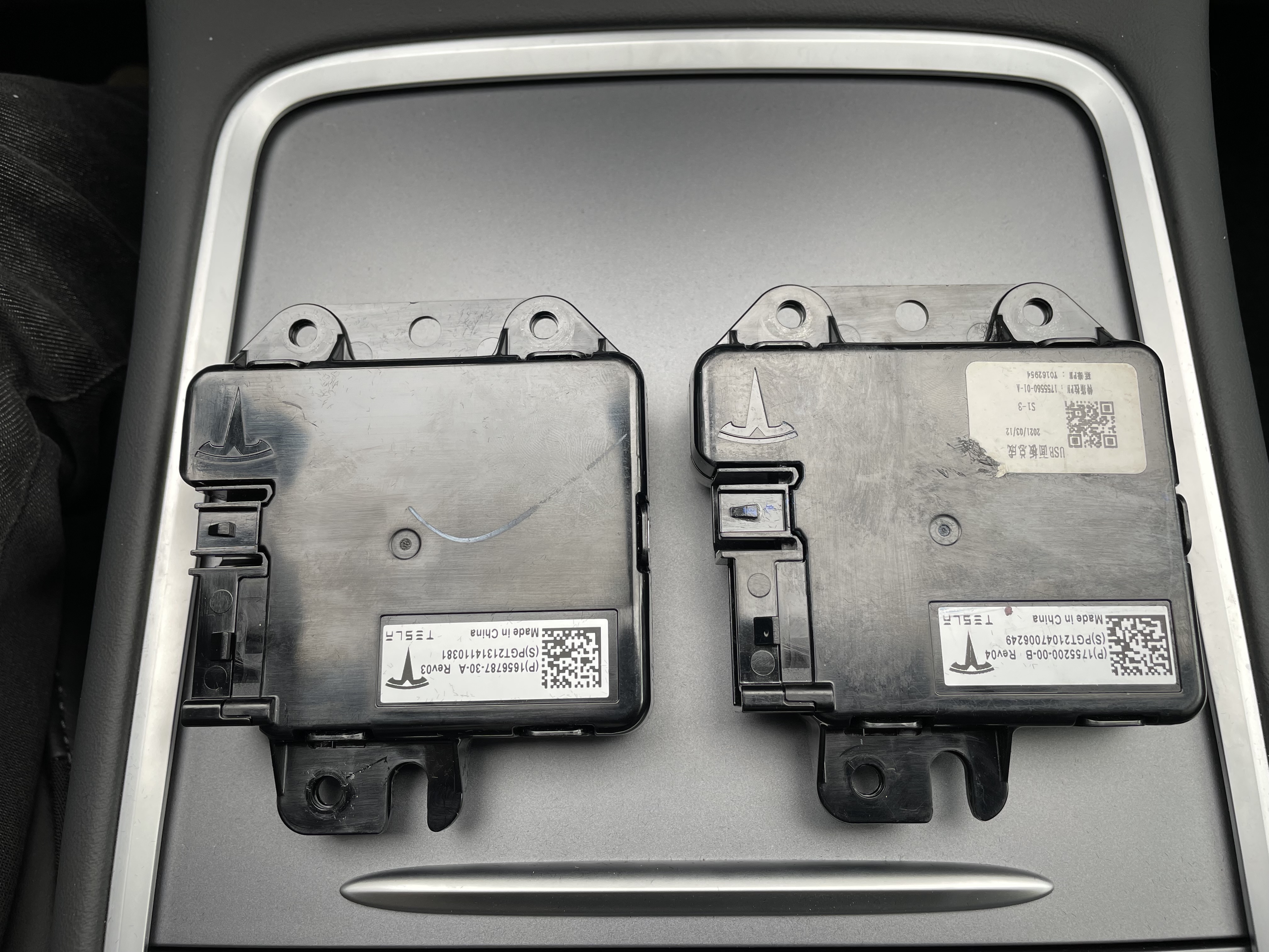 花费299元，找回Model3/Y丢失的扶手箱USB接口数据功能