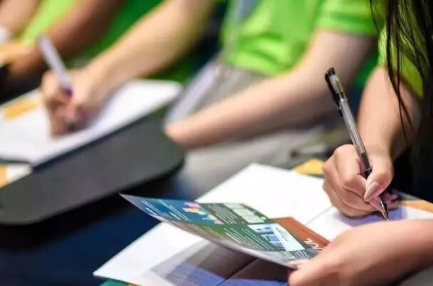 南京一孕妇产下四胞胎，政府赞助他们出国留学，如今老板是谢霆锋