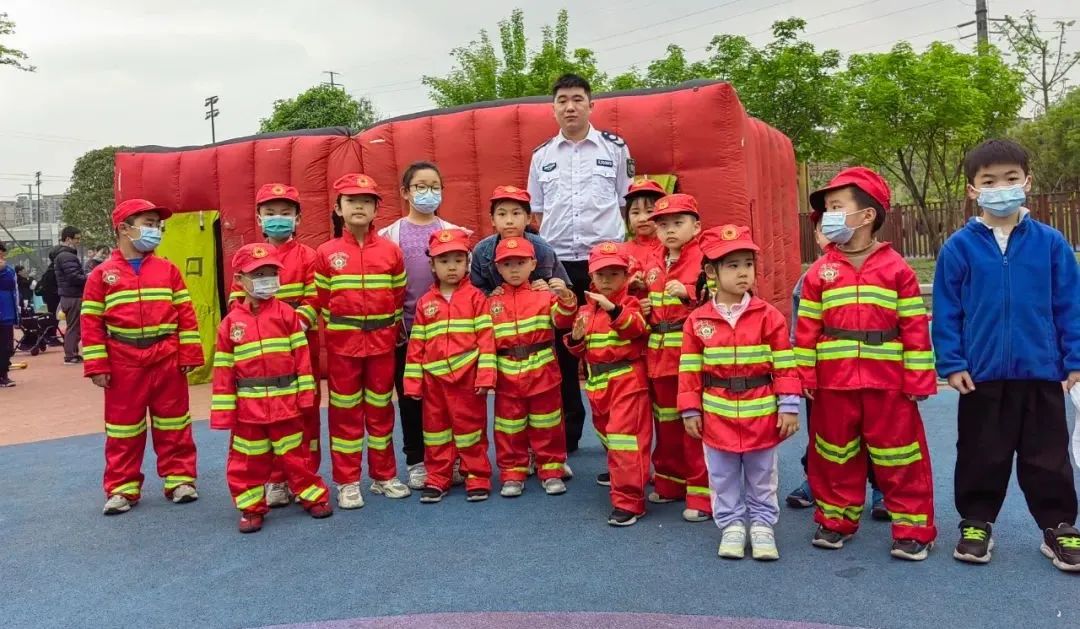 消防队来学校开展消防演练活动,消防知识进校园科普演练护成长